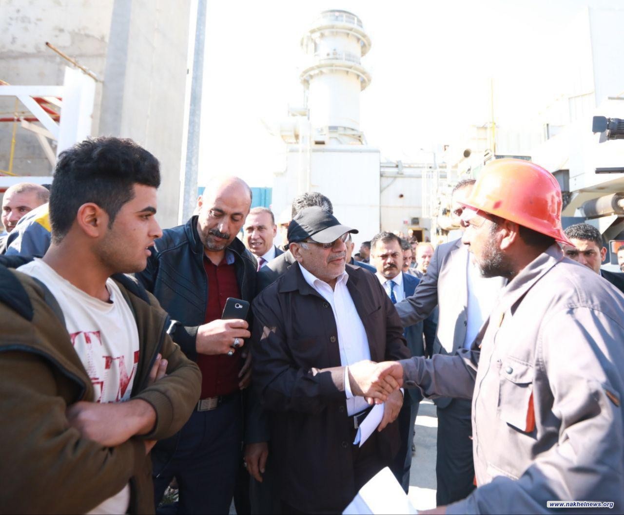 عبد المهدي يتفقد محطة كهرباء الديوانية الغازية