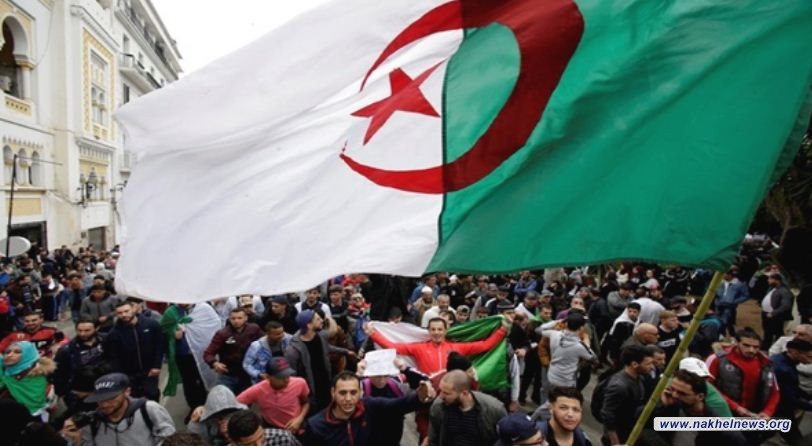  آلاف الجزائريين يحتفلون في الشوارع باستقالة بوتفليقة